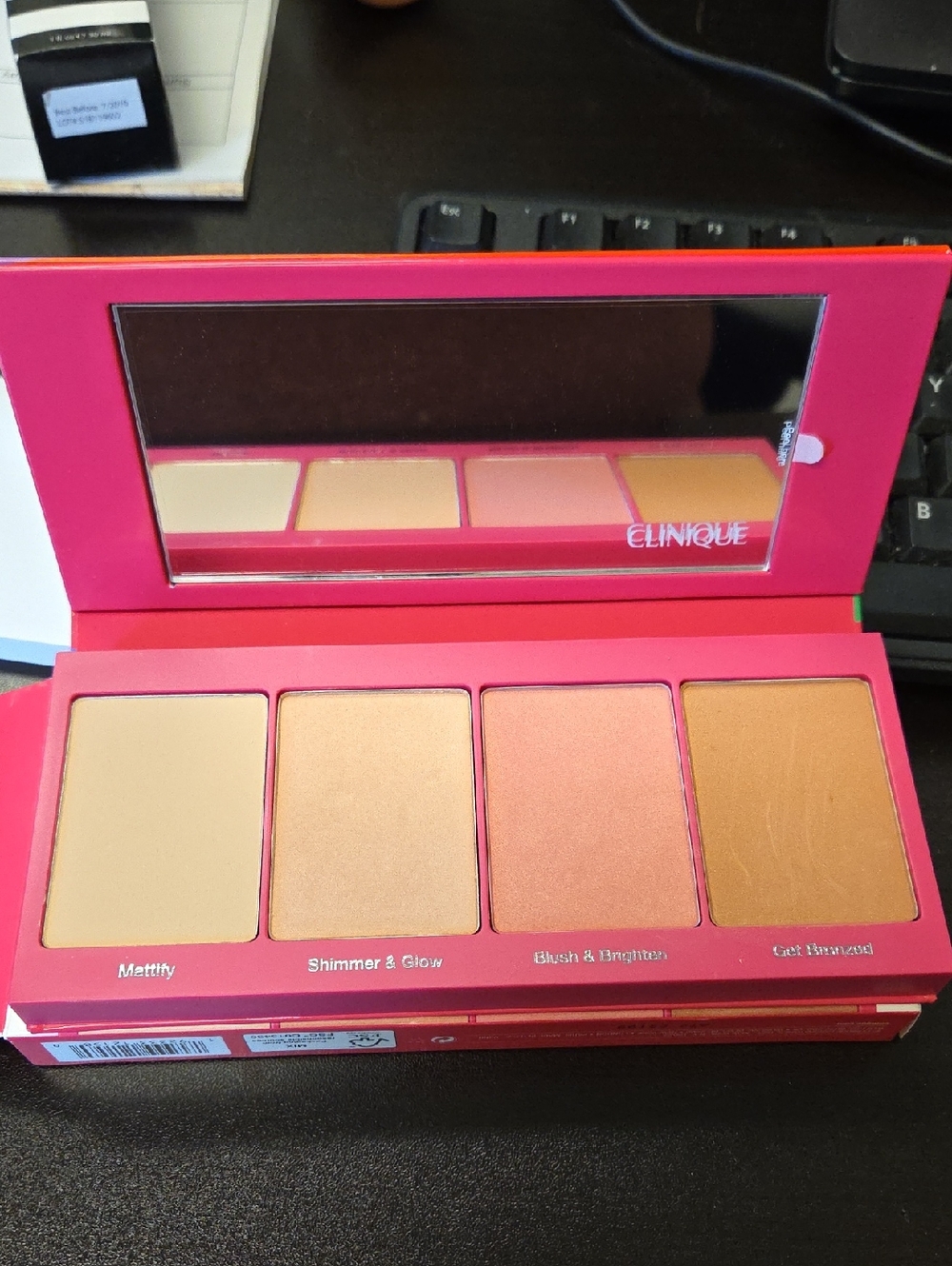 Clinque Glow all Out Limited Edition Face Palette for Light to Medium Skin NWT - Picture 6 of 8